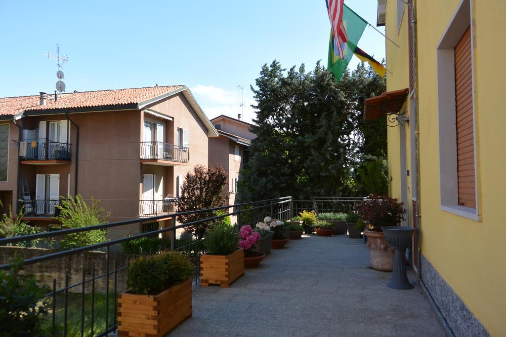 Pavia Ostello Bagian luar foto